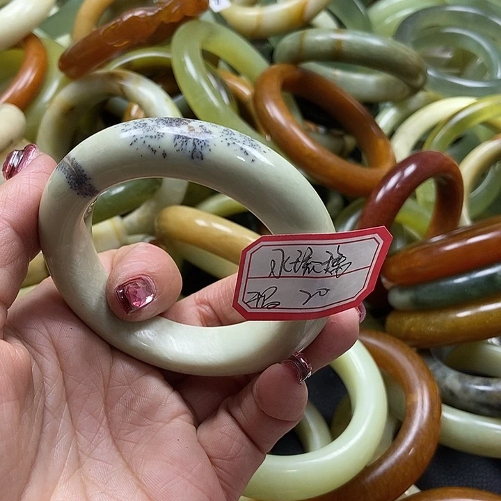 蛇纹石玉手镯未镶嵌?**璃