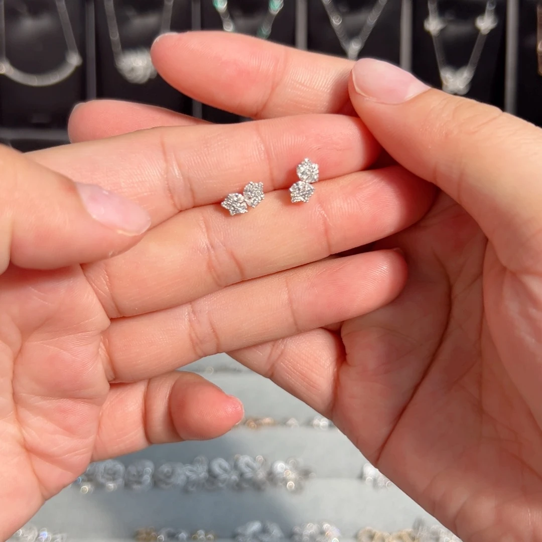 18K金镶嵌耳饰钻石蝴蝶结耳钉