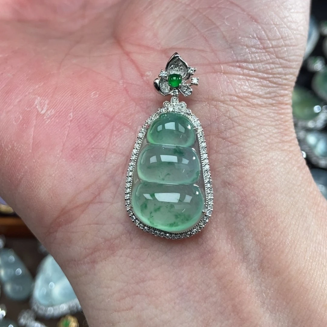 颈饰18K金镶嵌翡翠豆子