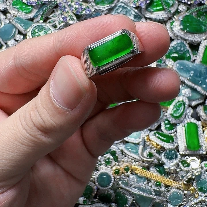 翡翠颈饰未镶嵌天然A货翡翠放漏