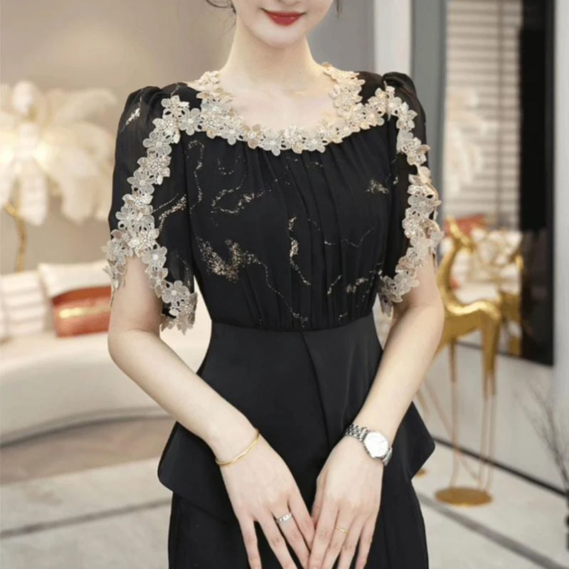 法式轻奢高级感蕾丝花边上衣女夏独特漂亮收腰小衫洋气减龄黑衬衫