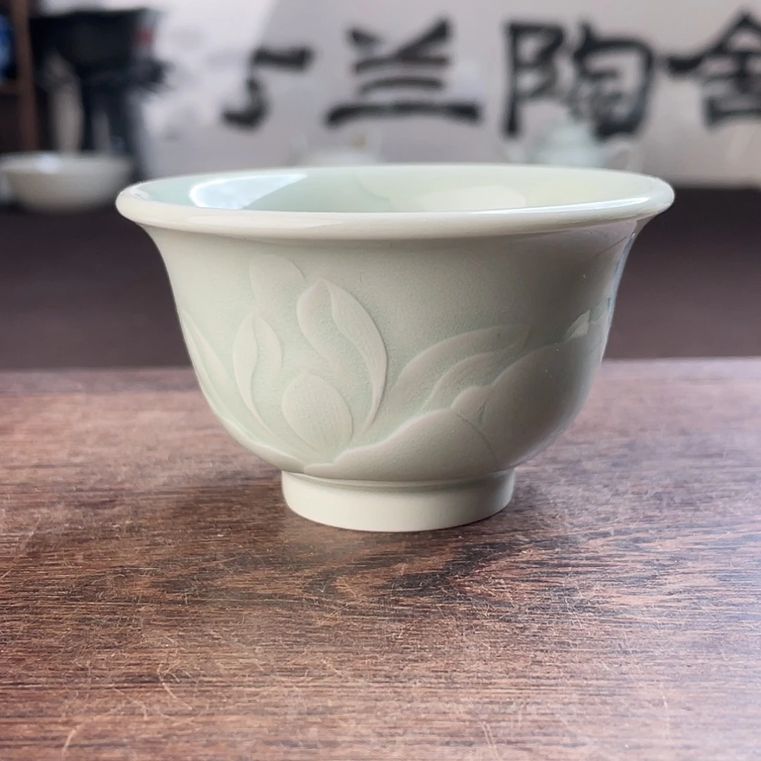 青釉刻花纹饰压手杯