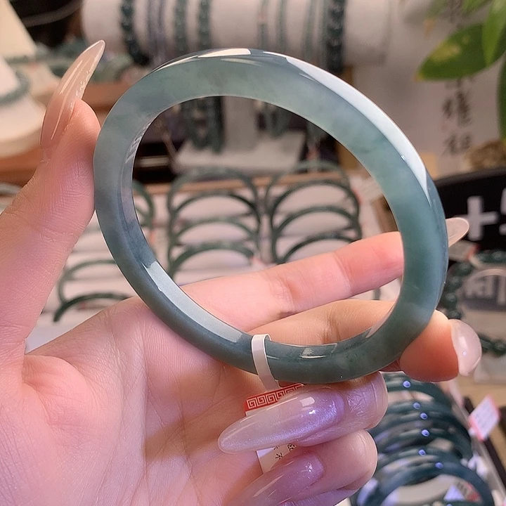 卖***哥翡翠未镶嵌手镯60
