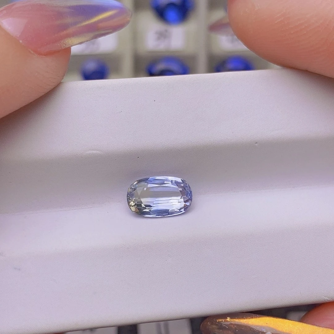 裸石蓝宝石浅蓝色微微黄调通透明亮1.44ct/3663号