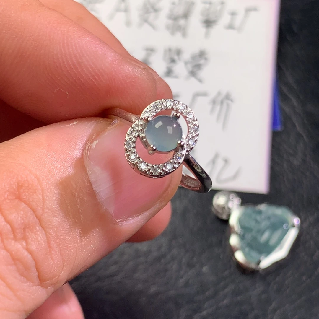 翡翠未镶嵌颈饰戒指