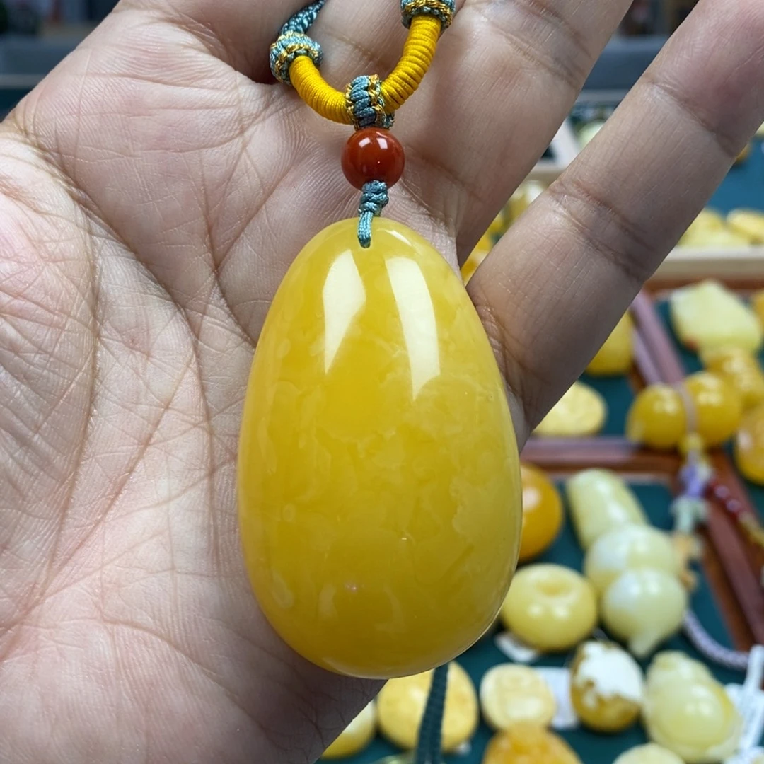 琥珀未镶嵌珠宝奇石鸡油黄水滴吊坠20.55