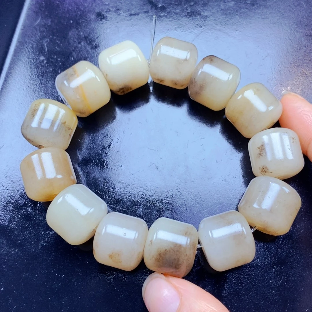 石英质玉（黄龙玉）未镶嵌颈饰