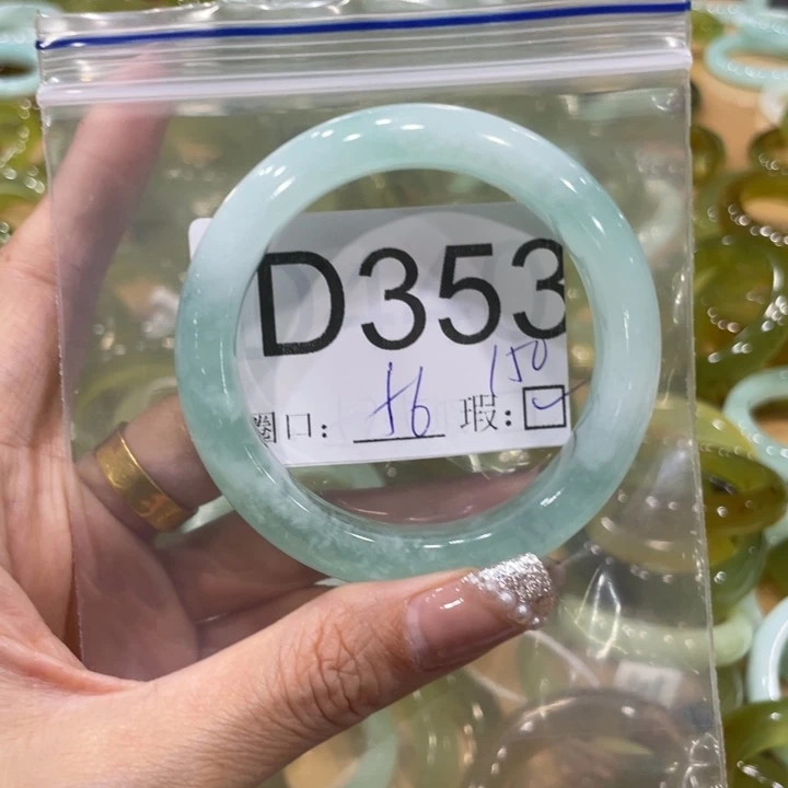 未镶嵌蛇纹石玉手镯猫*。