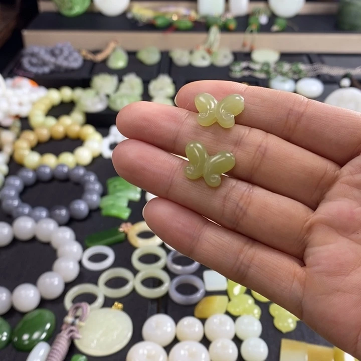 和田玉未镶嵌吊坠(不含链)和田玉黄口小蝴蝶配饰2个