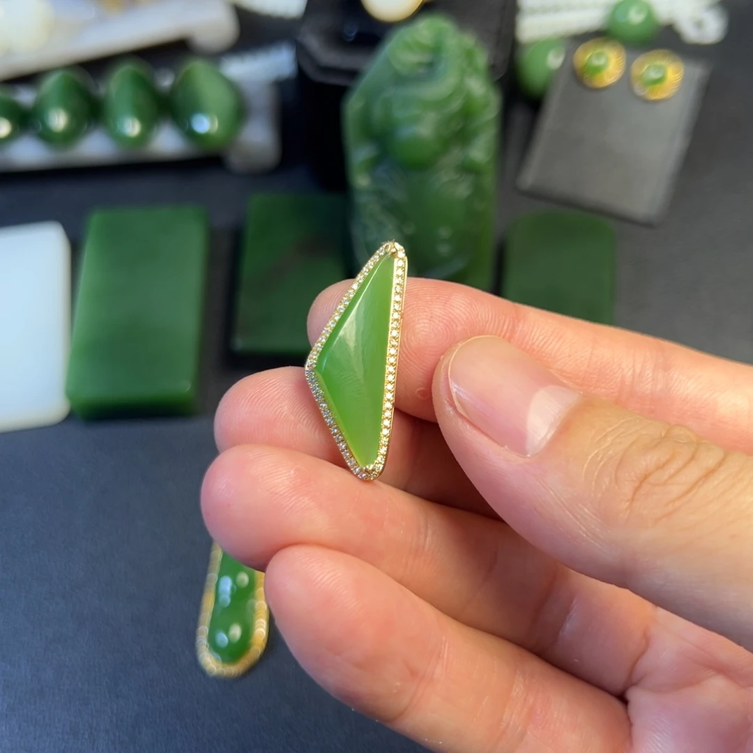 18K金镶嵌和田玉车挂