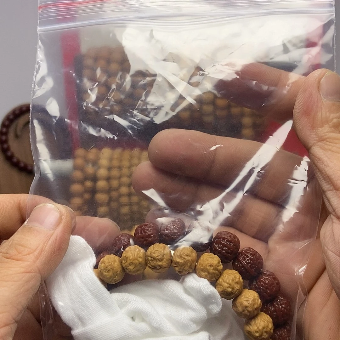 了****手串猴头核桃八楞一条，龙蛇之变一条