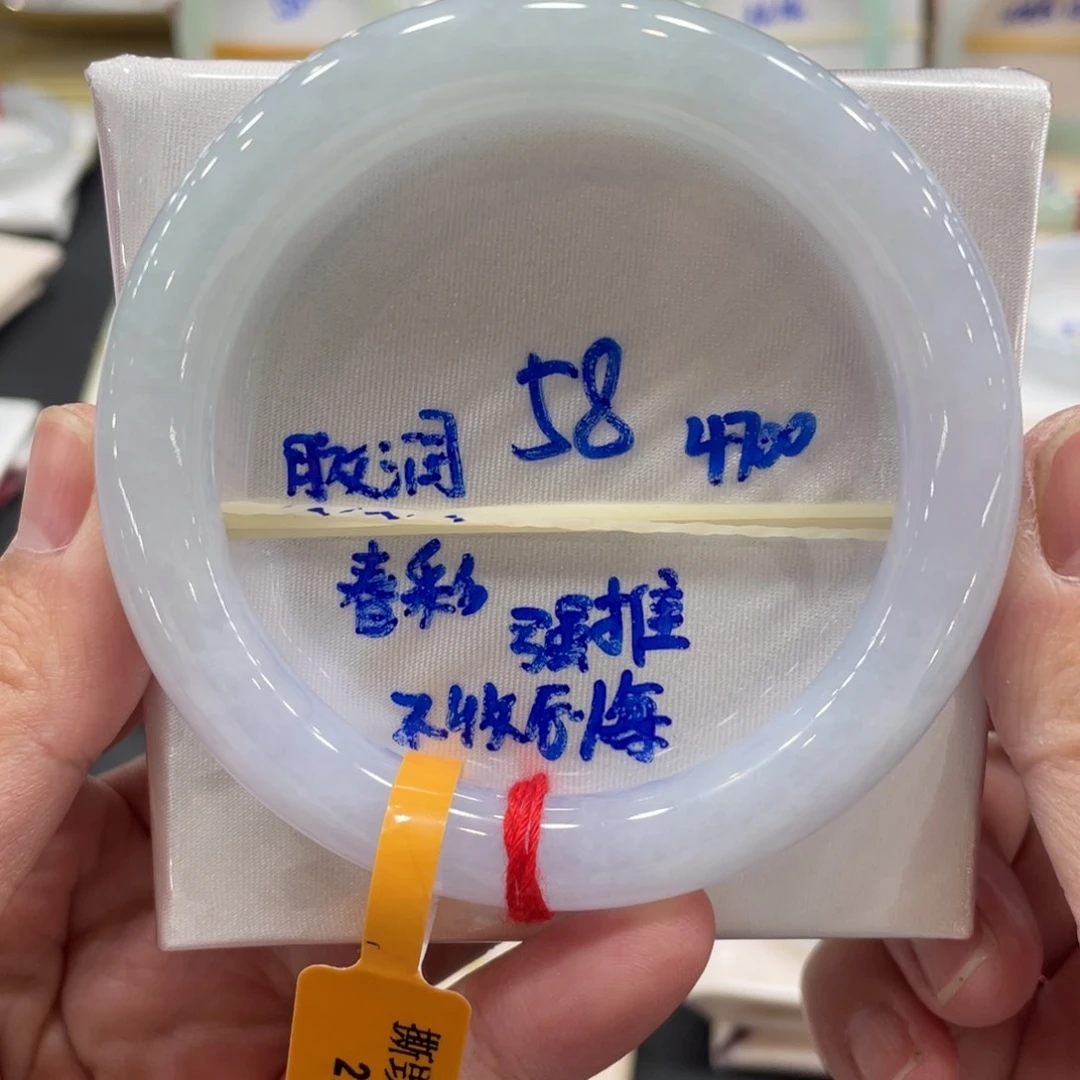 翡翠手镯未镶嵌慌**场翡翠