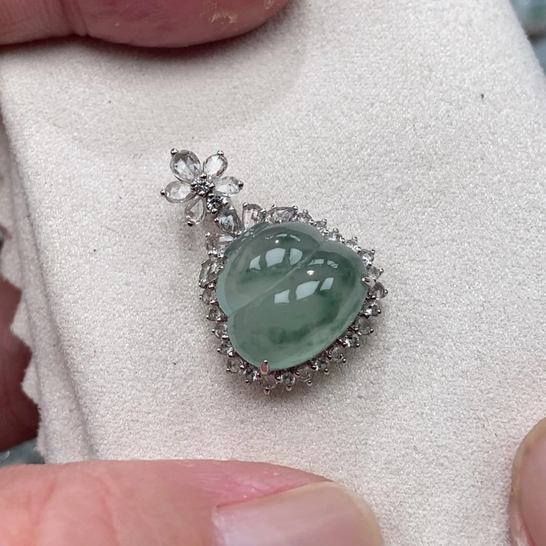 翡翠18K金镶嵌颈饰葫芦