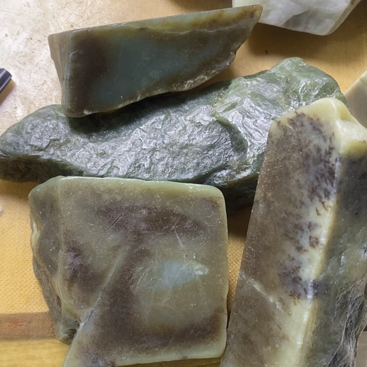 透闪石质玉挂件未镶嵌