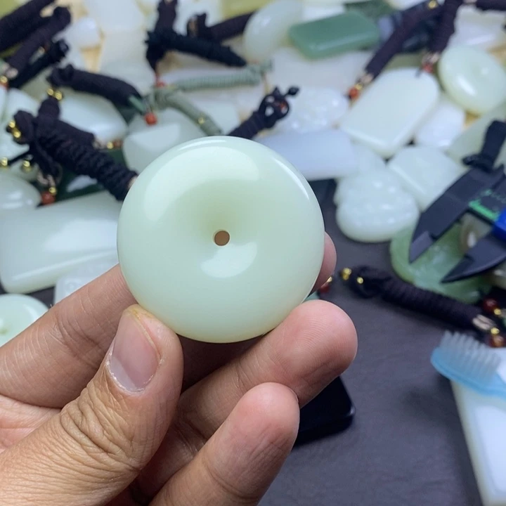 可***顺和田玉未镶嵌颈饰