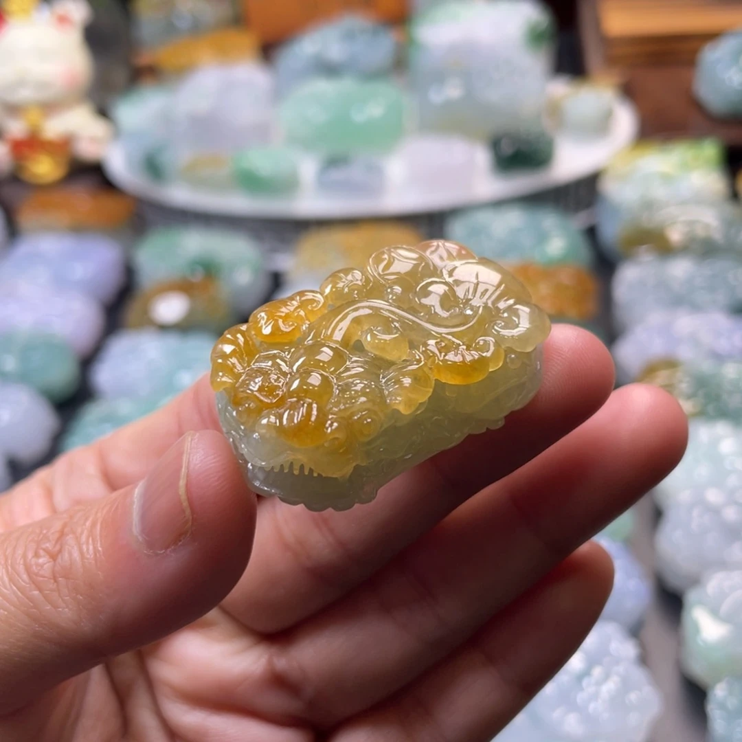 翡翠未镶嵌颈饰貔貅