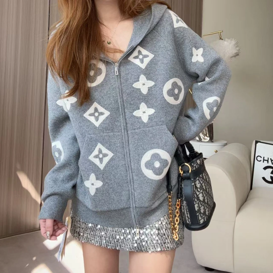 【花朵日记】251010时尚百搭立体方块花朵撞色连帽纯羊绒开衫