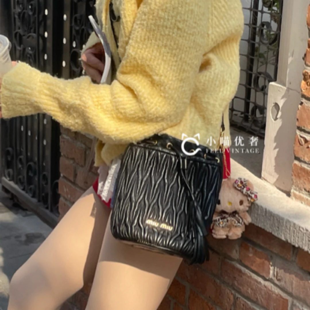 99新 MIU MIU/缪缪 黑金羊皮黑色褶皱抽绳水桶包单肩斜挎包时尚