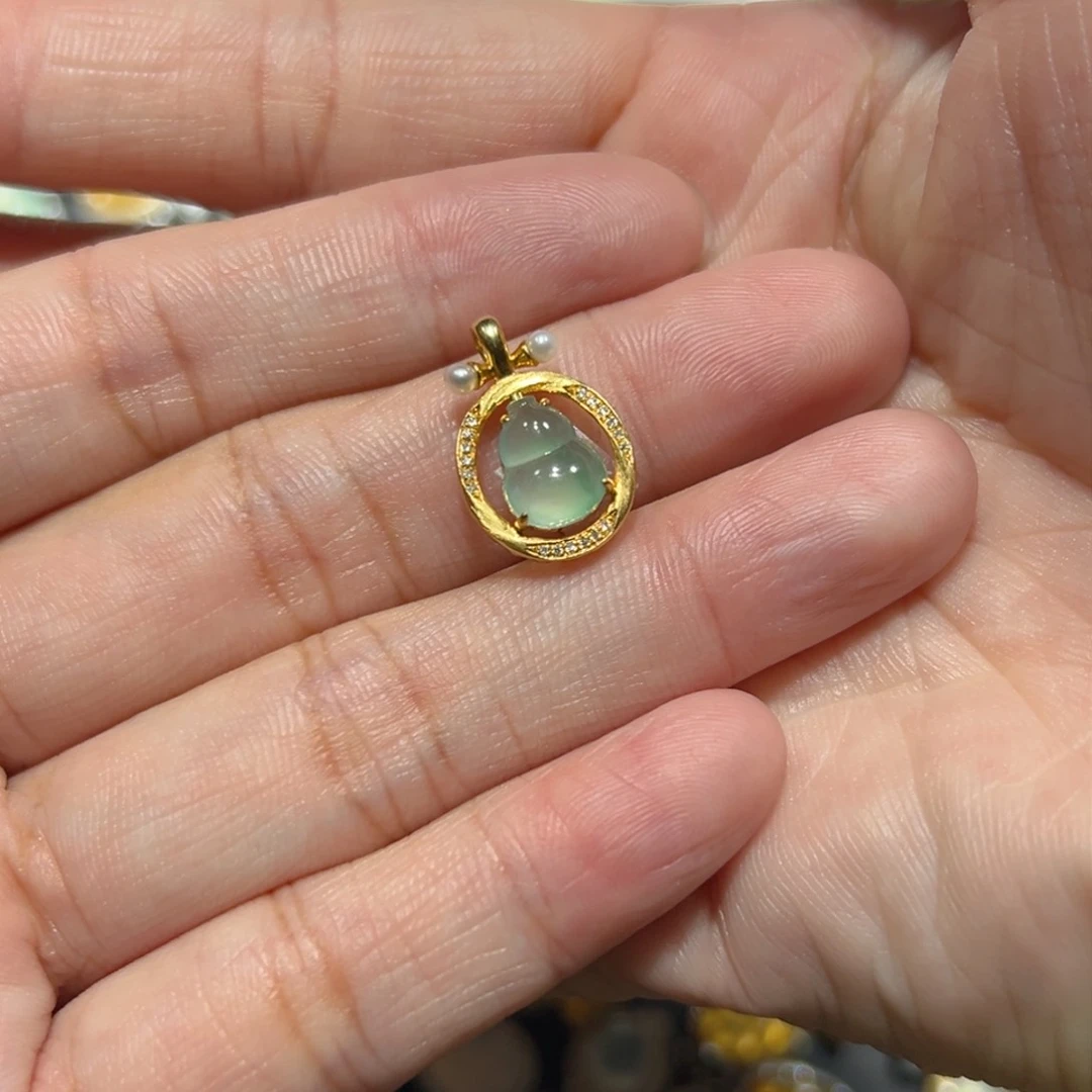 翡翠颈饰18K金镶嵌吊坠