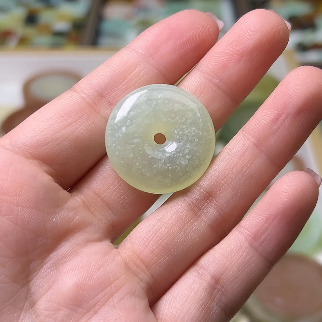 蛇纹石玉未镶嵌吊坠