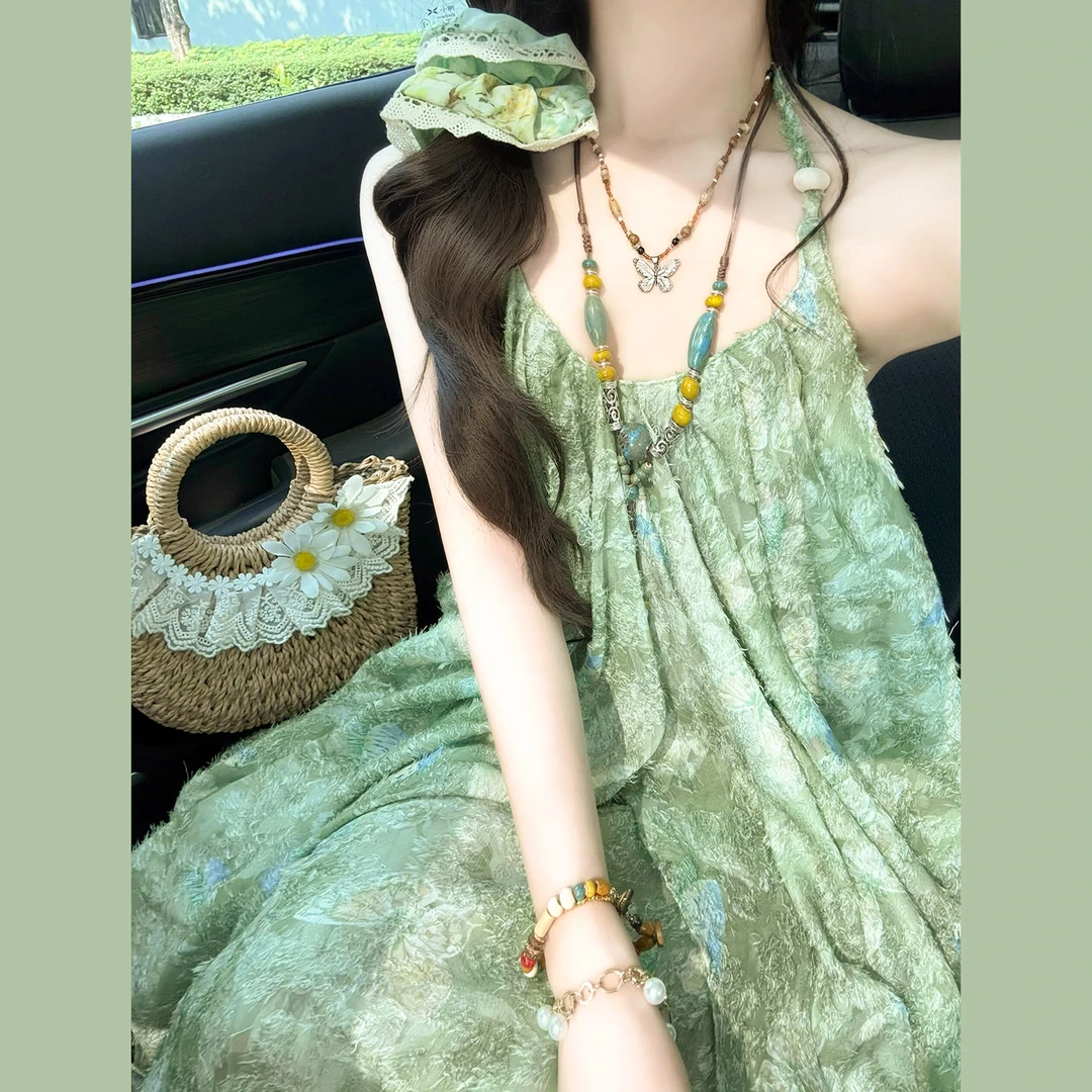 海边度假风绿色碎花挂脖连衣裙子女2025夏季新款法式沙滩吊带长裙