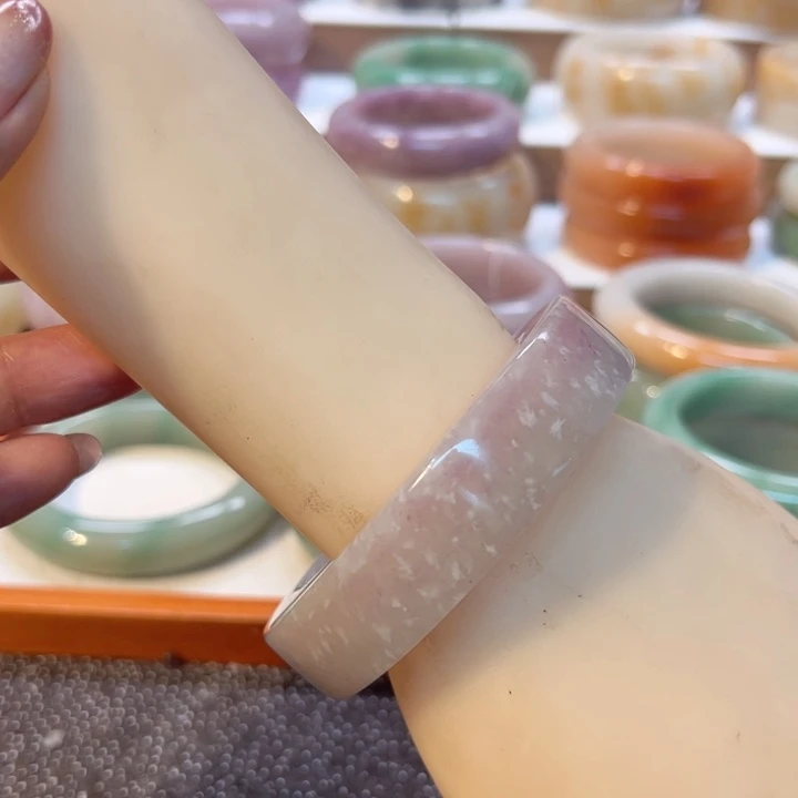 石英岩玉手镯未镶嵌