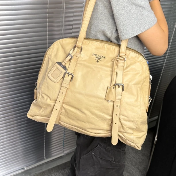 95新 Prada/普拉达 奶黄杏仁贝壳手提单肩包 jc