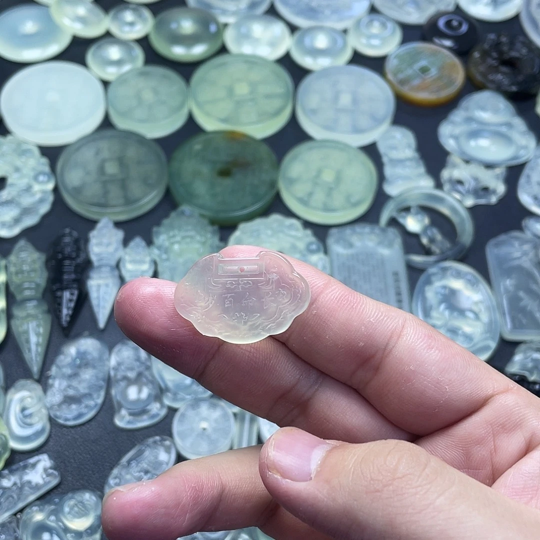 岫玉未镶嵌颈饰长命百岁锁