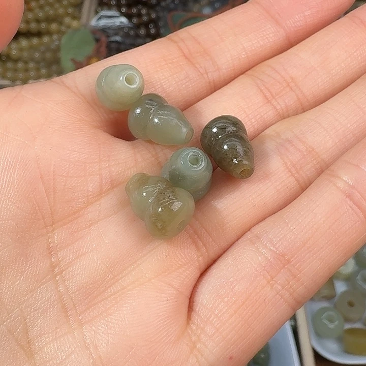 和田玉未镶嵌颈饰一组5个129