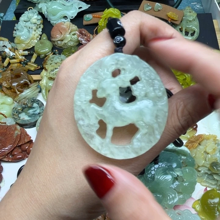 蛇纹石玉未镶嵌颈饰