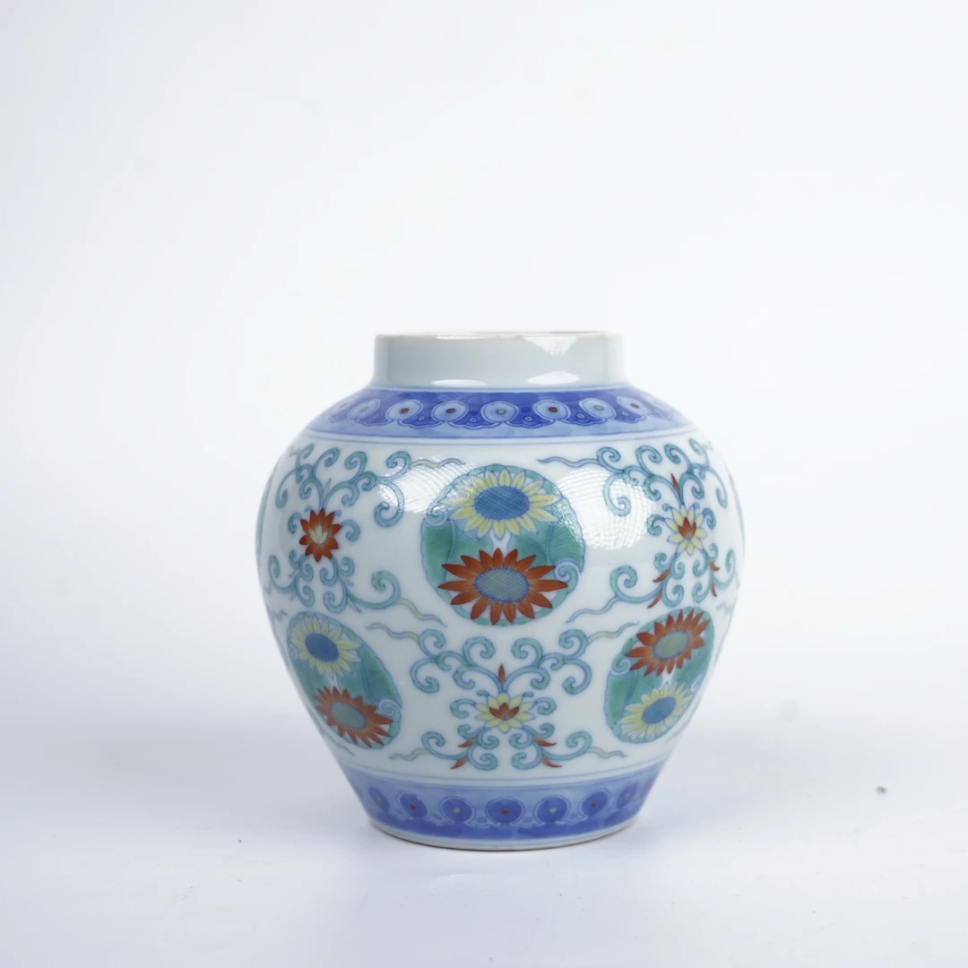 Lot025斗彩团菊罐