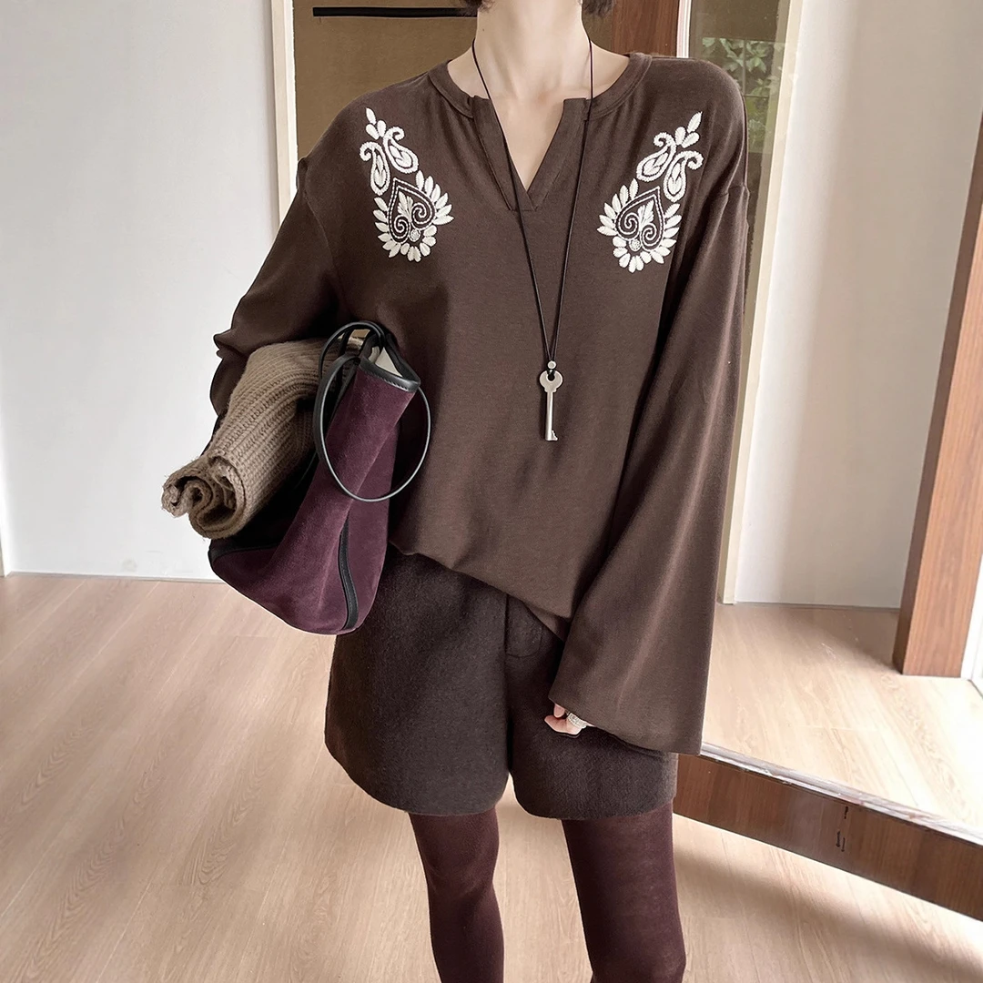 2025冬季复古立体绣花V领简约慵懒风长袖T恤宽松秋冬打底百搭女