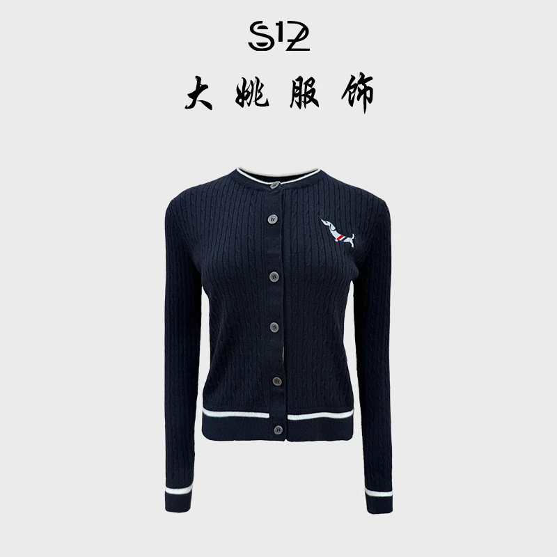 「DAYAO」25s秋季新款经典时尚百搭圆领深蓝色针织开衫 WYA258138