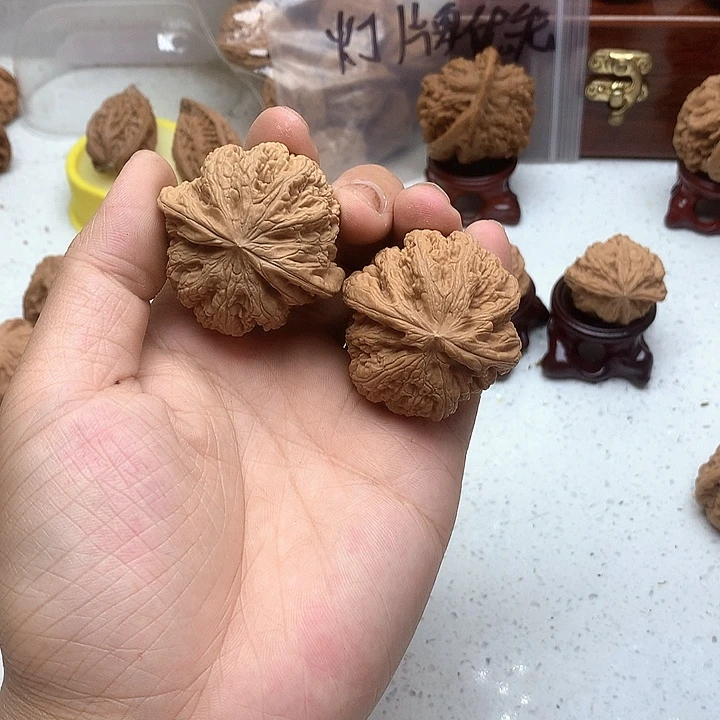 n***n文玩核桃吊坠大粗筋一个天残脚