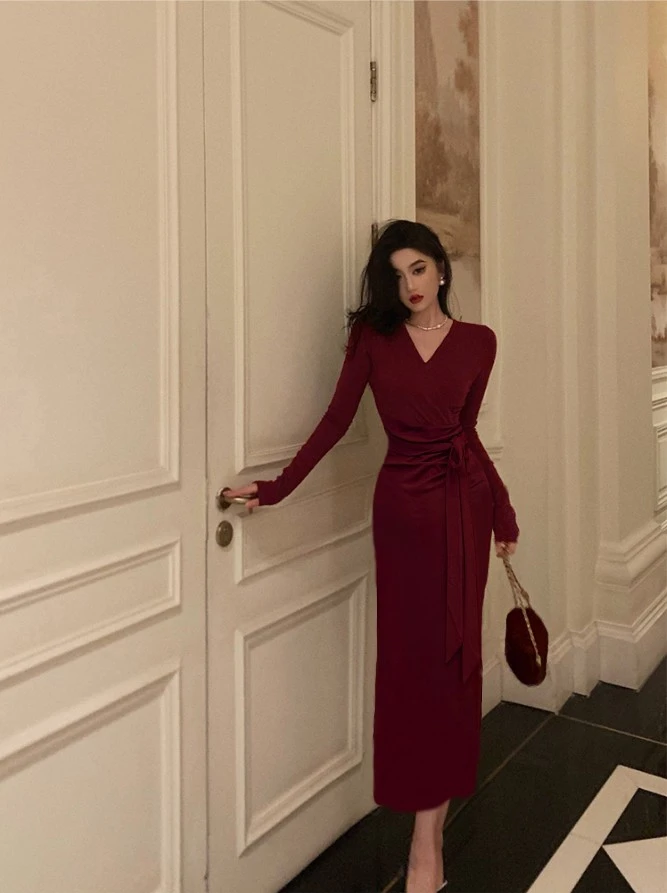 高级感秋装V领法式黑色长袖飘带连衣裙女新款年会打底绝美长裙