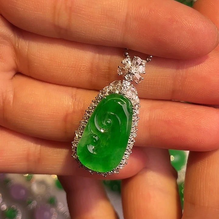 翡翠18K金镶嵌颈饰如意