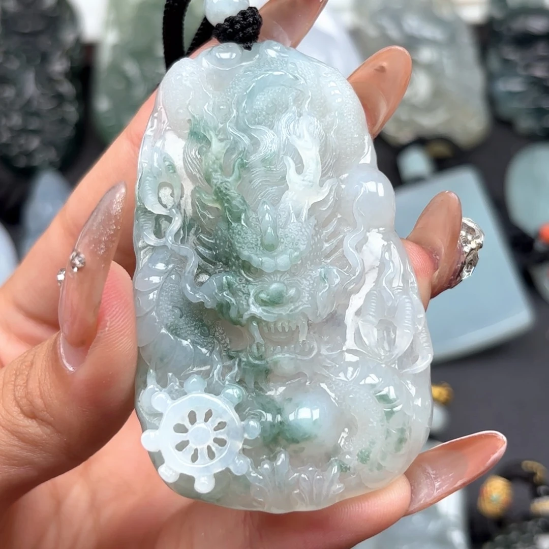 圣***翡翠未镶嵌颈饰龙牌