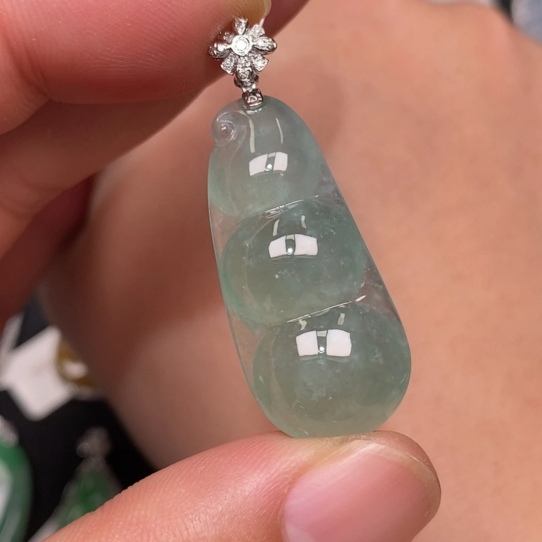 翡翠18K金镶嵌颈饰豆