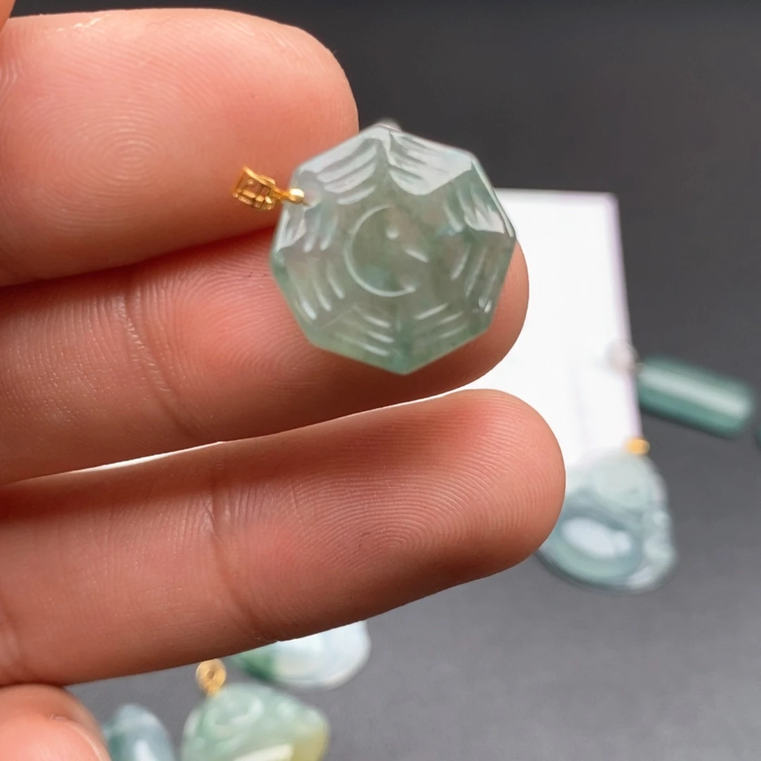 颈饰18K金镶嵌翡翠