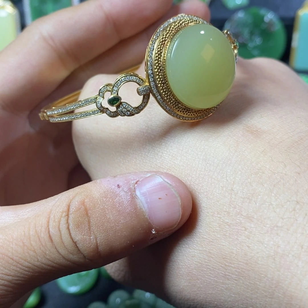 颈饰18K金镶嵌和田玉（黄玉）