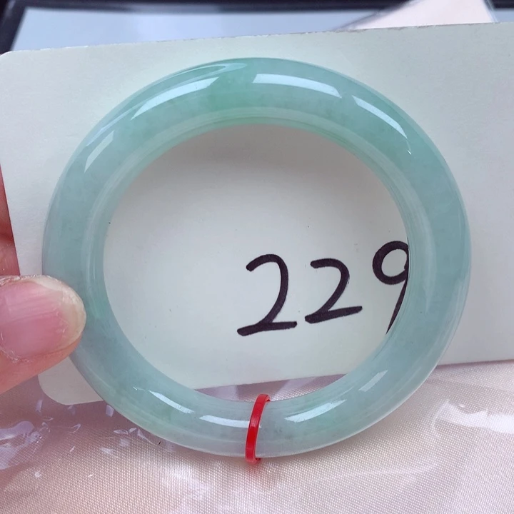 翡翠手镯未镶嵌翡翠