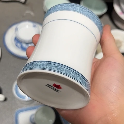 陶瓷笔筒一个陶瓷