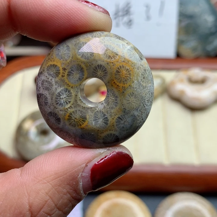 硅化珊瑚（珊瑚玉）颈饰足银镀金镶嵌