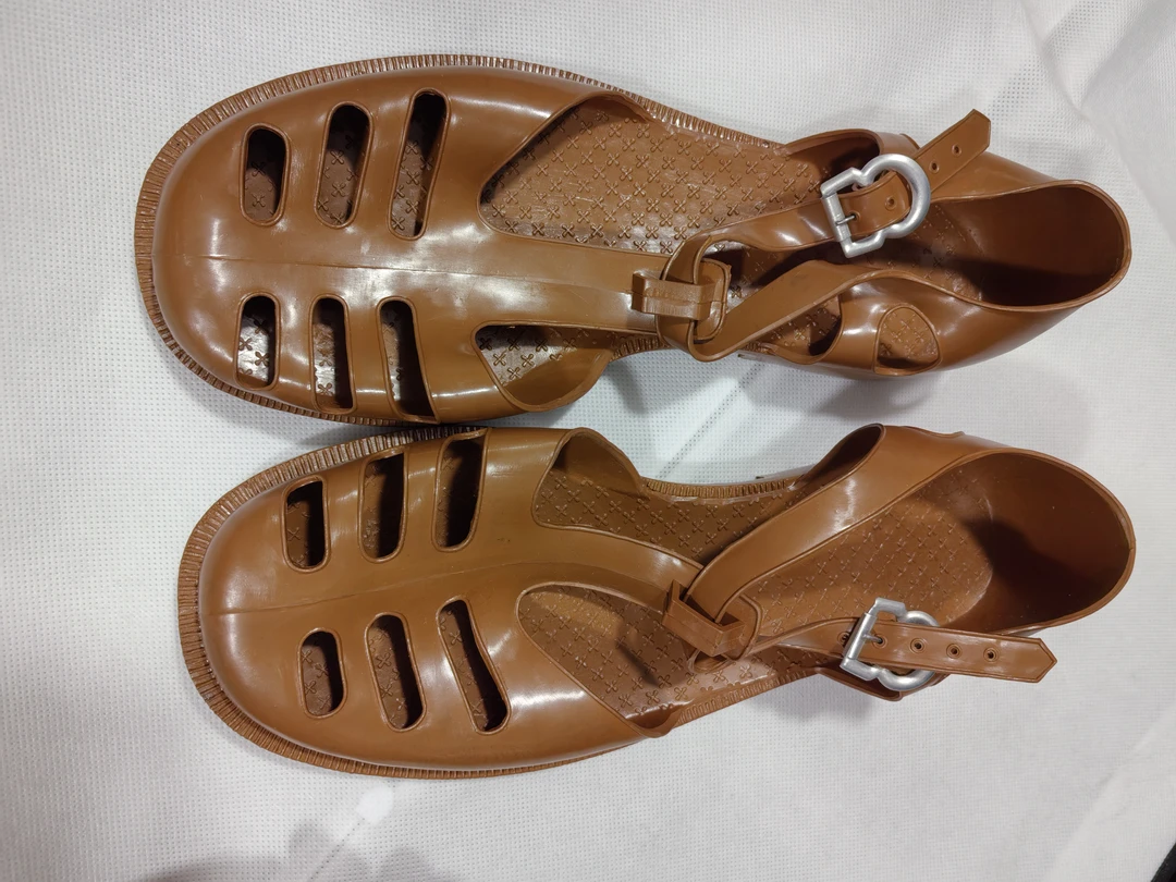 老式塑料凉鞋，棕色老式凉鞋，经典怀旧