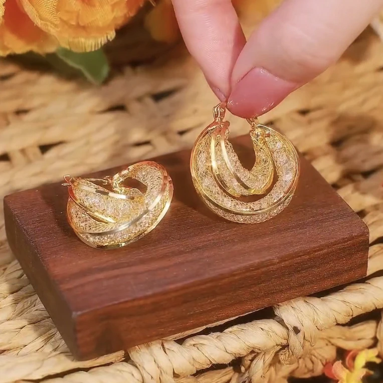 铜合金锆石耳饰 时尚金色环环相扣耳环女高级轻奢耳扣精致耳饰