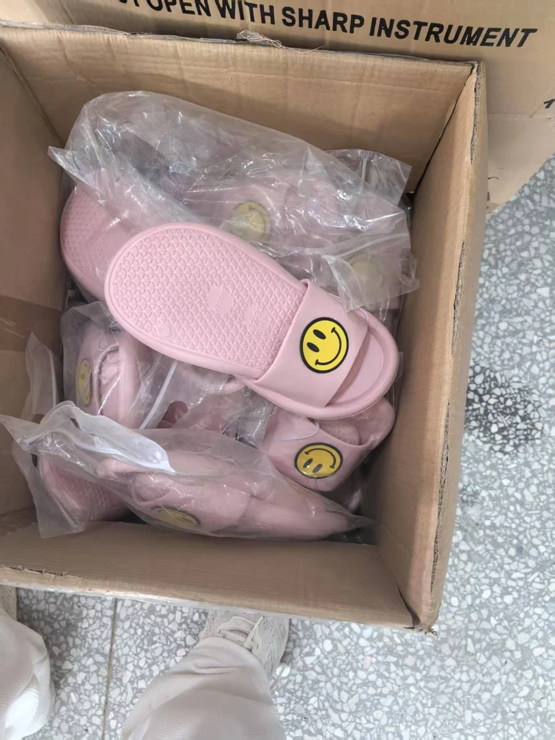 《兵哥外贸》3楼32-33粉色笑脸款拖鞋 发1双微瑕疵