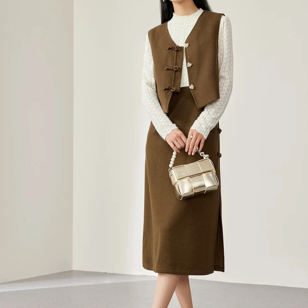 橄榄绿冬季新款女时尚套装蕾丝拼接连衣裙休闲马甲套裙两件套