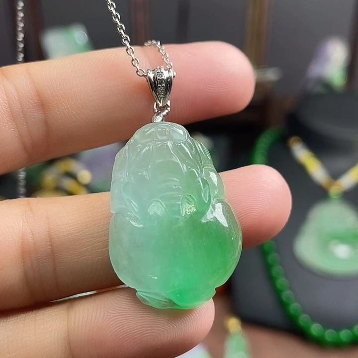翡翠未镶嵌吊坠(赠链)