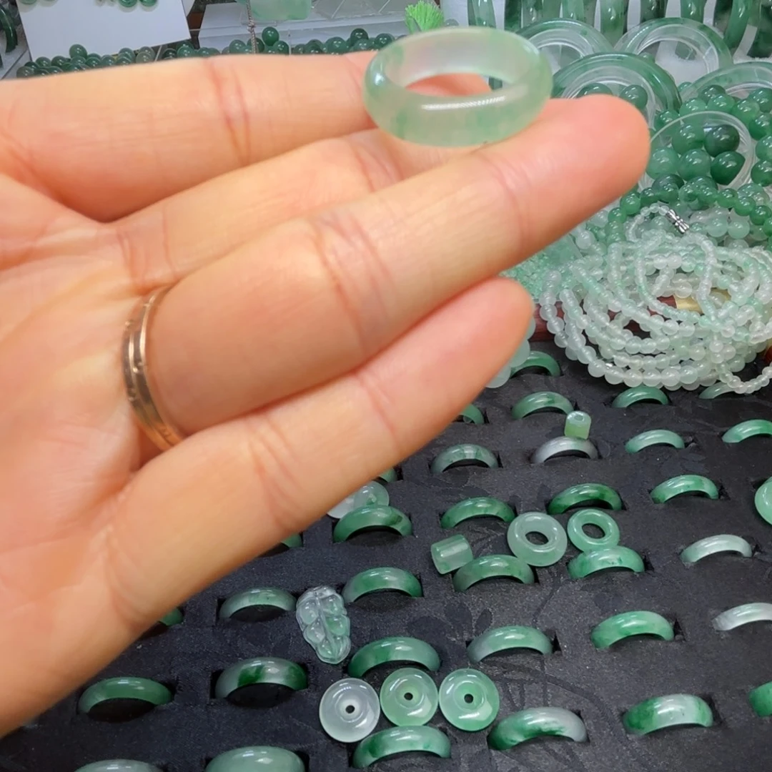 石英质玉（非洲翠）未镶嵌散珠戒指