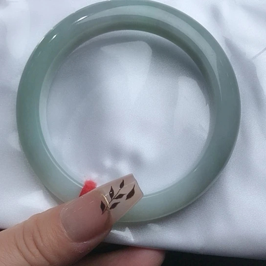 颈饰未镶嵌翡翠手镯